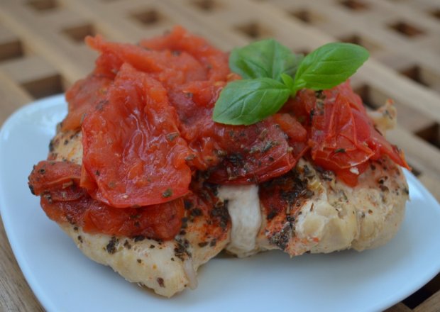 Fotografia przedstawiająca Filet z kurczaka z pomidorami i mozzarellą