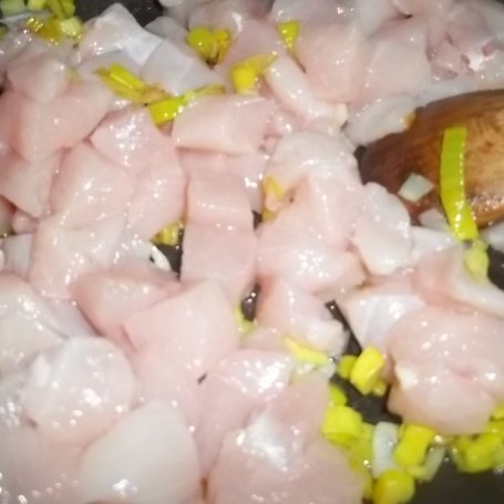 Krok 2 - Filet z kurczaka z porem w sosie śmietanowym  foto