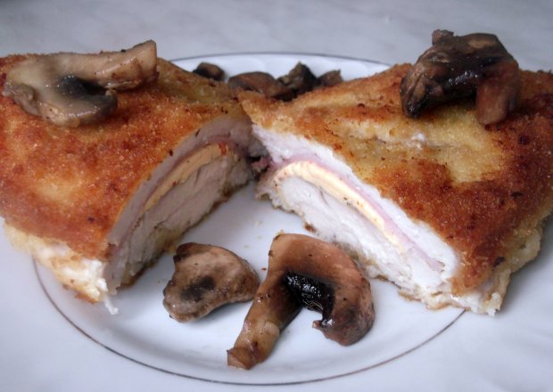 Fotografia przedstawiająca Filet z kurczaka z serem i szynką