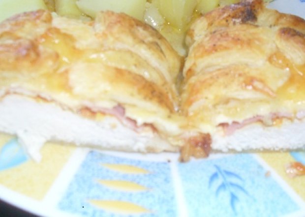 Fotografia przedstawiająca Filet z kurczaka z serem w cieście francuskim