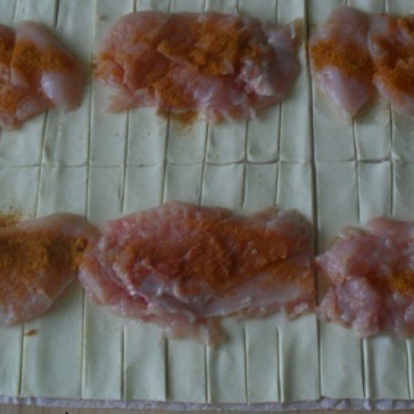 Krok 1 - Filet z kurczaka z serem w cieście francuskim foto