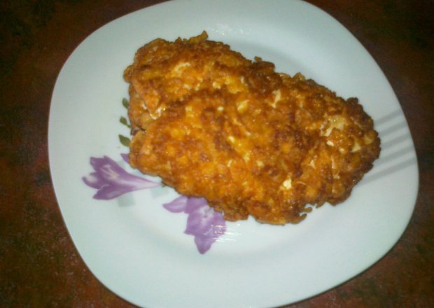 Fotografia przedstawiająca Filet z kurczaka z serkiem topionym w płatkach kukurydzianych