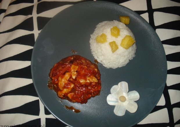 Fotografia przedstawiająca Filet z kurczaka z sosem pomidorowo-warzywny podany z ryżem i ananasem