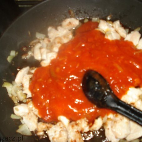 Krok 2 - Filet z kurczaka z sosem pomidorowo-warzywny podany z ryżem i ananasem foto