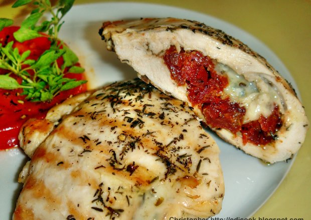 Fotografia przedstawiająca Filet z kurczaka z suszonymi pomidorami i gorgonzolą.