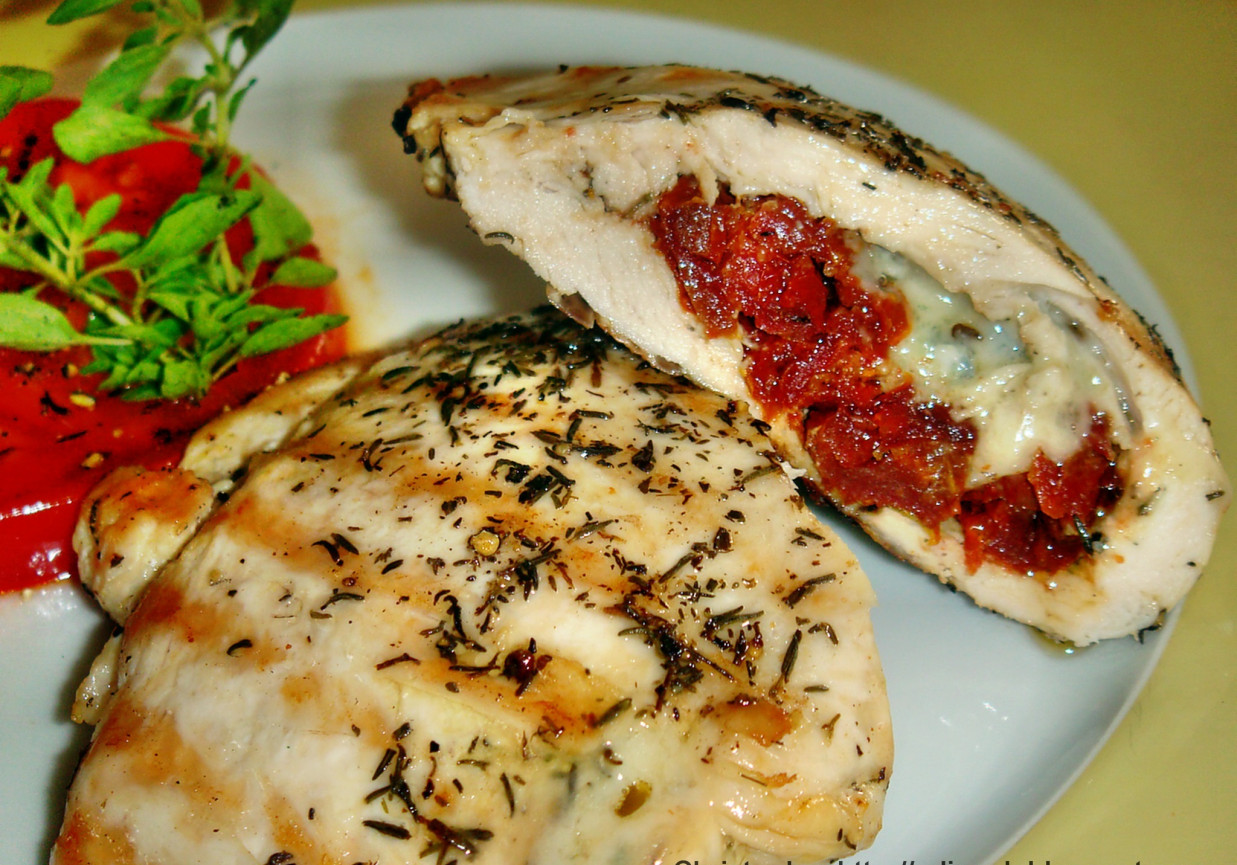 Filet z kurczaka z suszonymi pomidorami i gorgonzolą. foto