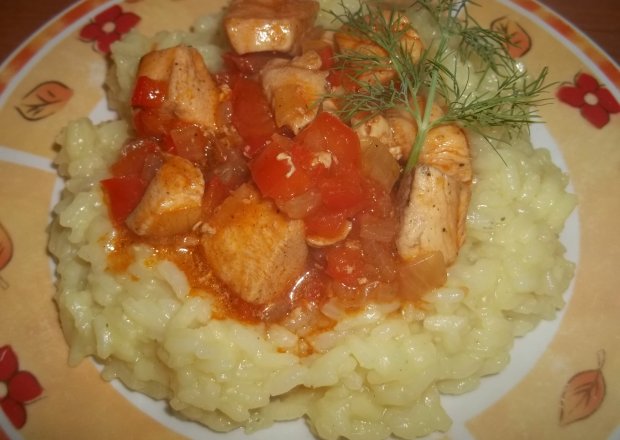 Fotografia przedstawiająca Filet z kurczaka z warzywami podany z ryżem