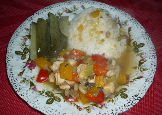 Fotografia przedstawiająca Filet z kurczaka z warzywami