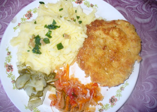 Fotografia przedstawiająca Filet z kurczaka z ziemniakami