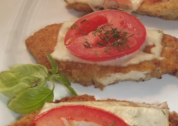 Fotografia przedstawiająca Filet z kurczaka zapiekany pod serem z pomidorem