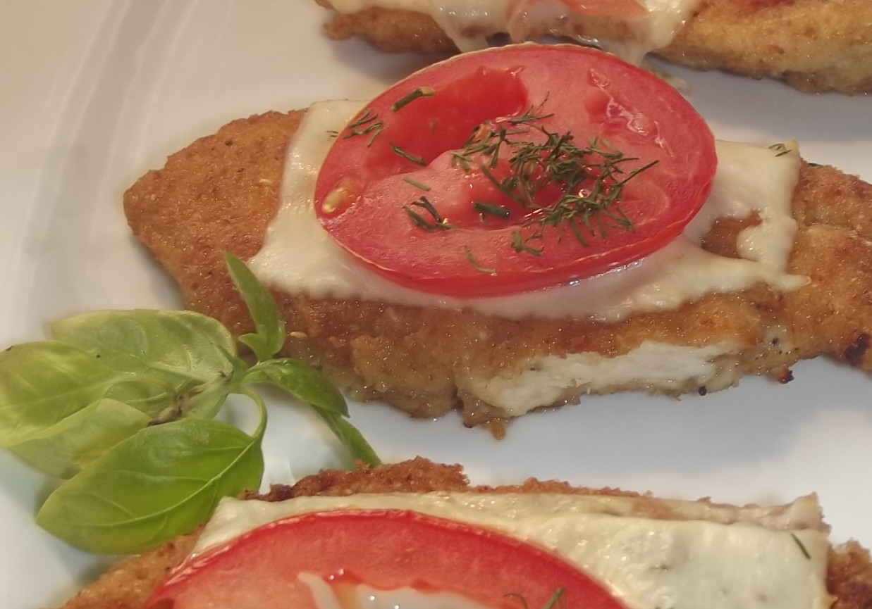 Filet z kurczaka zapiekany pod serem z pomidorem foto