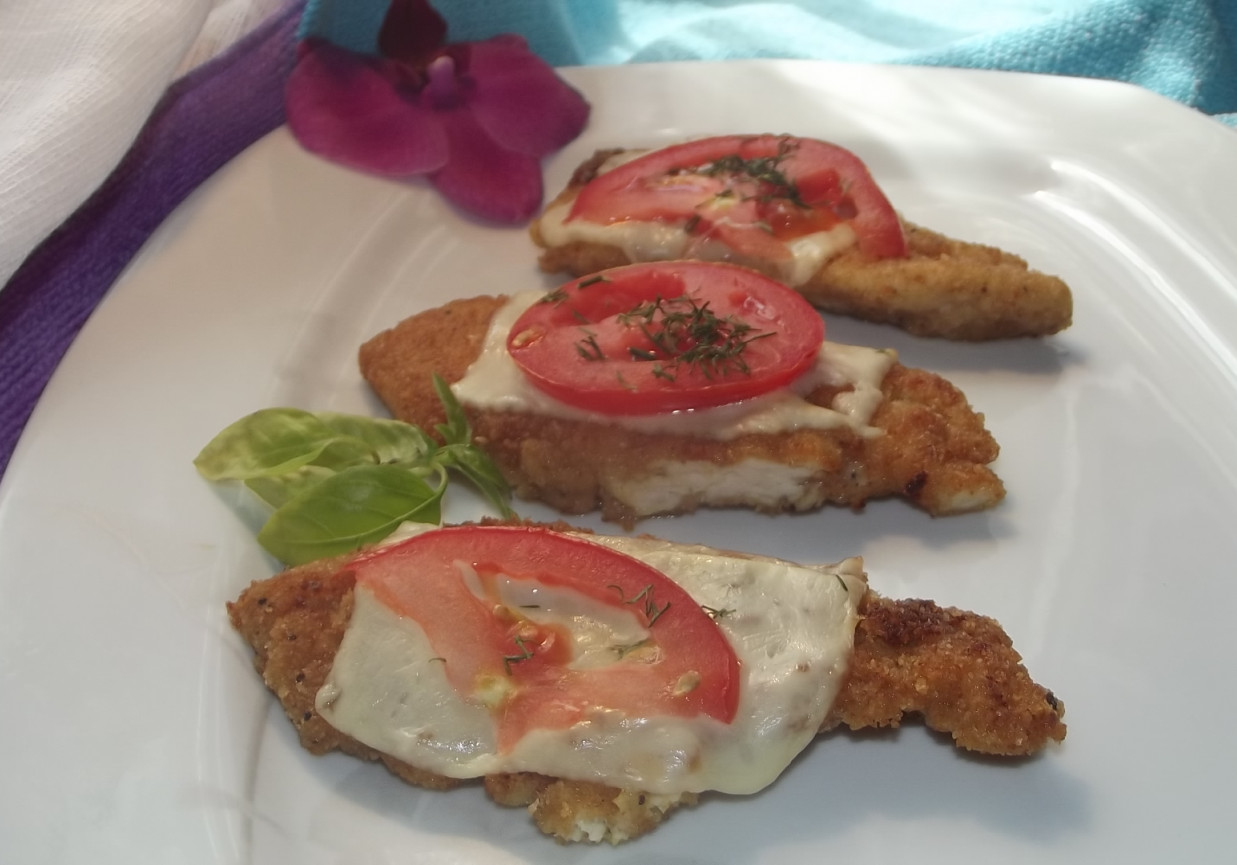 Filet z kurczaka zapiekany pod serem z pomidorem foto