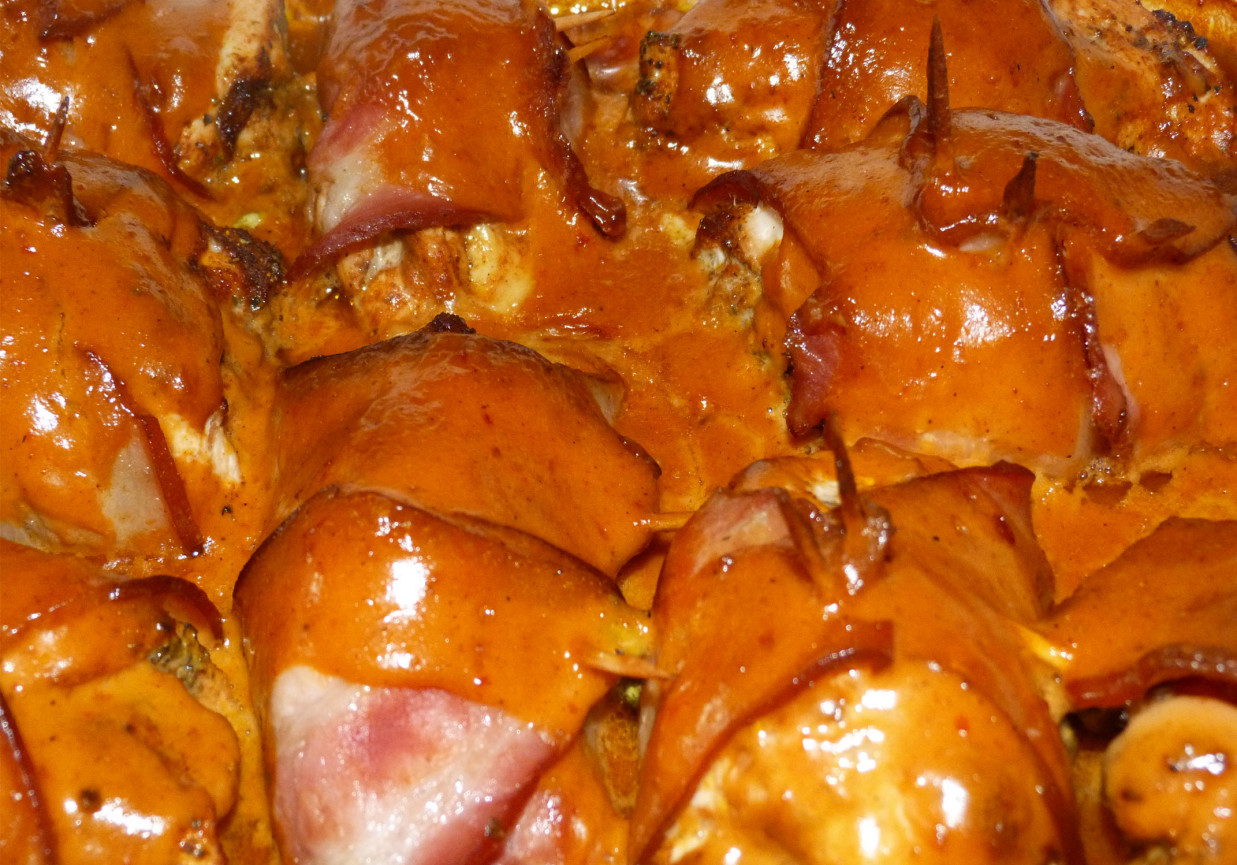 filet z kurczaka zapiekany w boczku z sosem barbecue foto