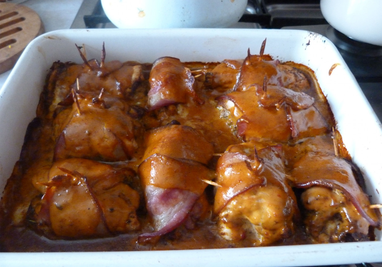 filet z kurczaka zapiekany w boczku z sosem barbecue foto