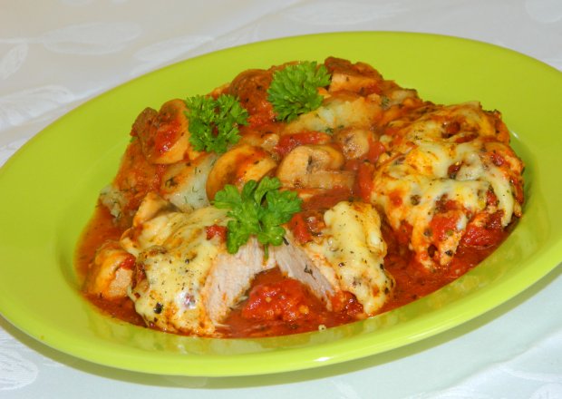 Fotografia przedstawiająca Filet z kurczaka zapiekany w pomidorach