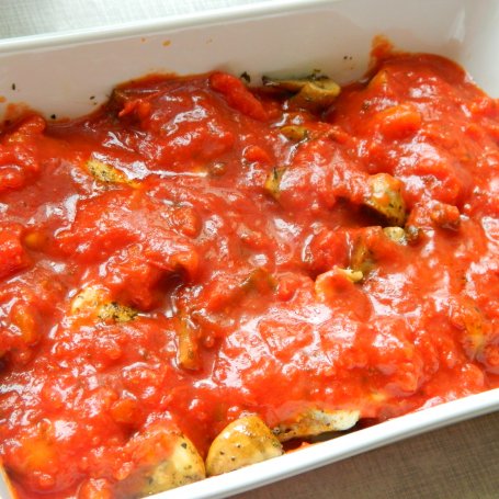 Krok 4 - Filet z kurczaka zapiekany w pomidorach foto