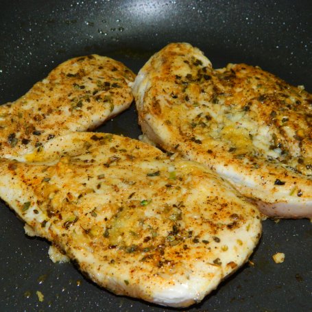 Krok 2 - Filet z kurczaka zapiekany z brokułem foto