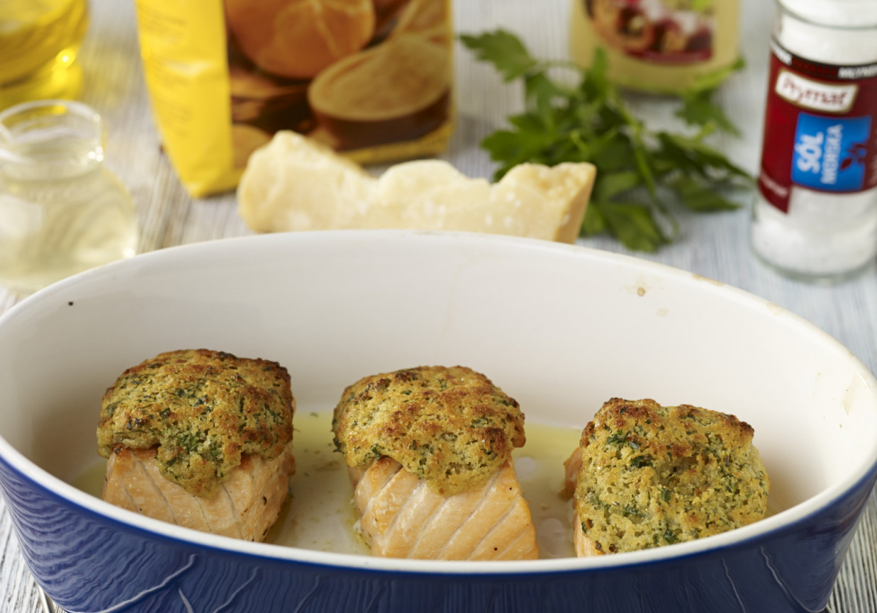 Filet z łososia norweskiego w ziołowej kruszonce foto