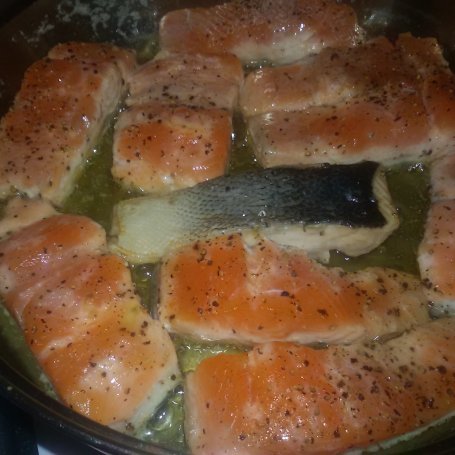 Krok 2 - FILET Z ŁOSOSIA SMAŻONY NA MAŚLE foto