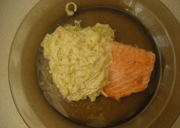 Fotografia przedstawiająca Filet z łososia w sosie z porów i śmietany