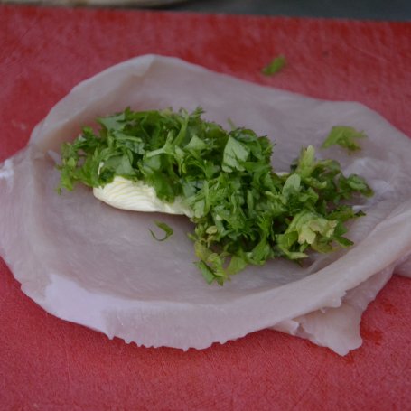 Krok 2 - FILET Z MASŁEM I PIETRUSZKĄ POD WARZYWNĄ KOŁDERKĄ foto