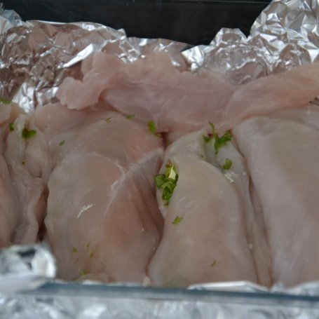 Krok 3 - FILET Z MASŁEM I PIETRUSZKĄ POD WARZYWNĄ KOŁDERKĄ foto