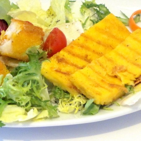 Krok 4 - Filet z morszczuka w kukurydzy z grillowaną polentą foto
