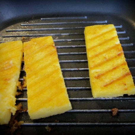 Krok 3 - Filet z morszczuka w kukurydzy z grillowaną polentą foto