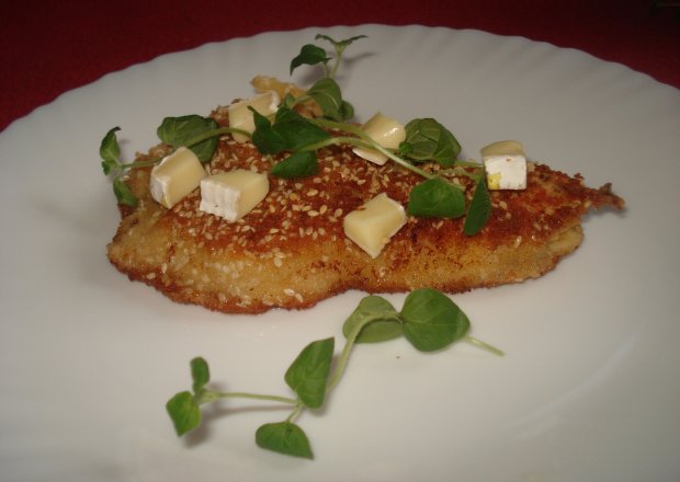Fotografia przedstawiająca Filet z nutą sezamu zaserwowany z Camembertem