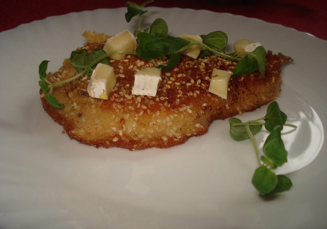 Filet z nutą sezamu zaserwowany z Camembertem foto