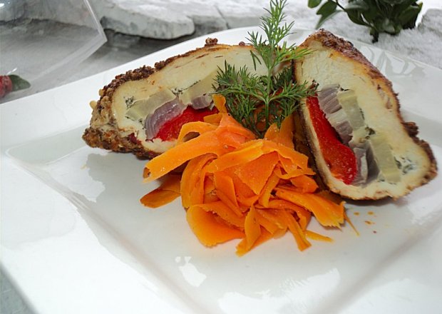 Fotografia przedstawiająca Filet z papryką, kalarepką, cebulą w ziołach podany na marchewce