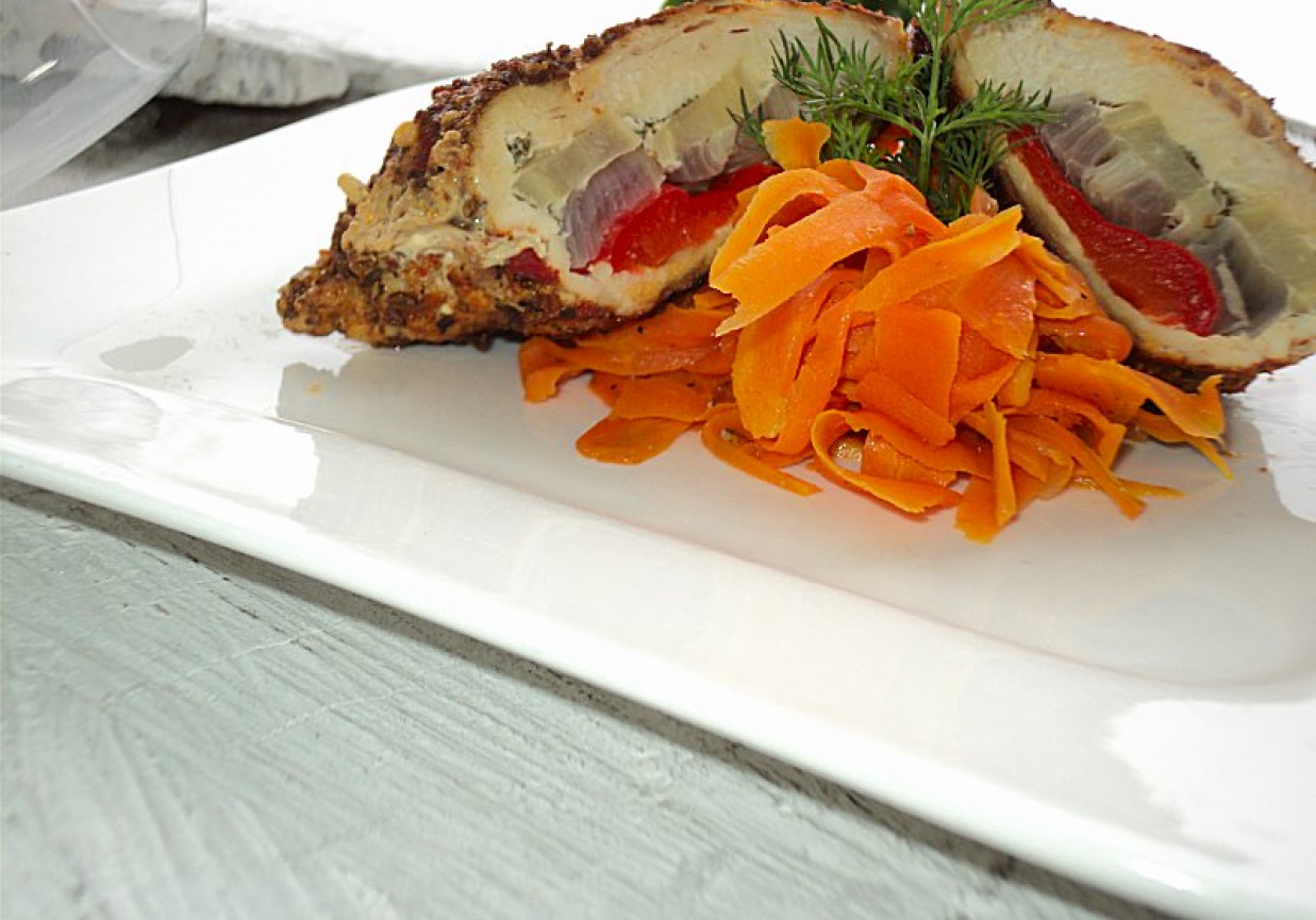 Filet z papryką, kalarepką, cebulą w ziołach podany na marchewce  foto
