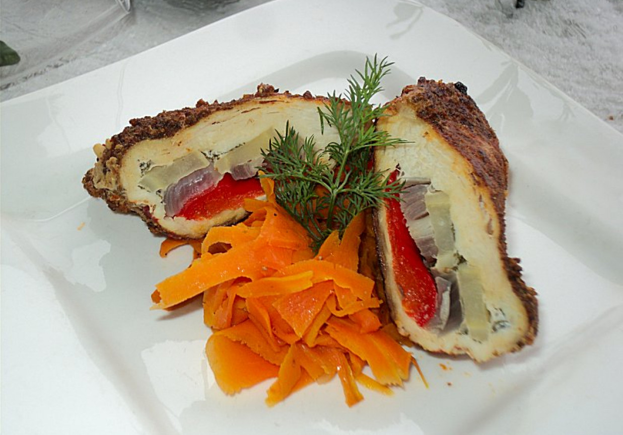 Filet z papryką, kalarepką, cebulą w ziołach podany na marchewce  foto
