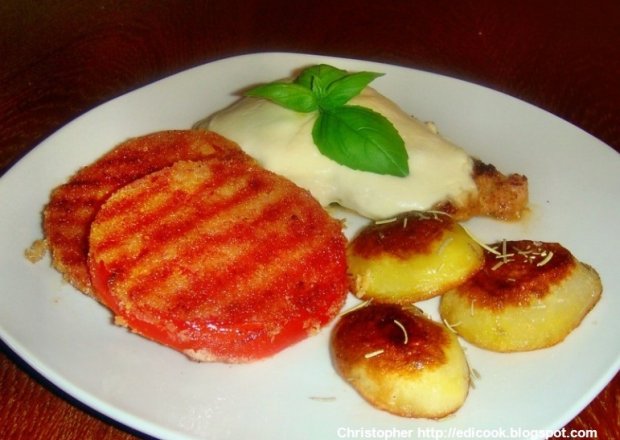 Fotografia przedstawiająca Filet z pesto pod mozzarellą z grillowanym pomidorem.