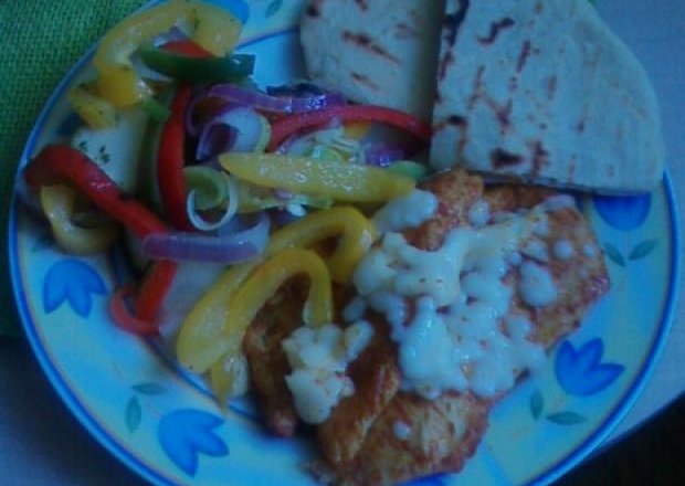 Fotografia przedstawiająca Filet z pieczonymi warzywami i chlebkiem pita