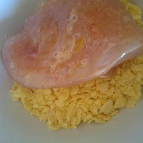 Krok 6 - Filet z piersi kurczaka pieczony w płatkach kukurydzianych foto