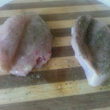 Krok 1 - Filet z piersi kurczaka z młodą kapustą foto