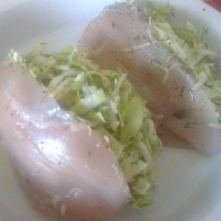 Krok 3 - Filet z piersi kurczaka z młodą kapustą foto