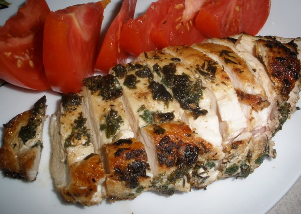 Fotografia przedstawiająca Filet z piersi kurczaka z tymiankiem i pietruszką