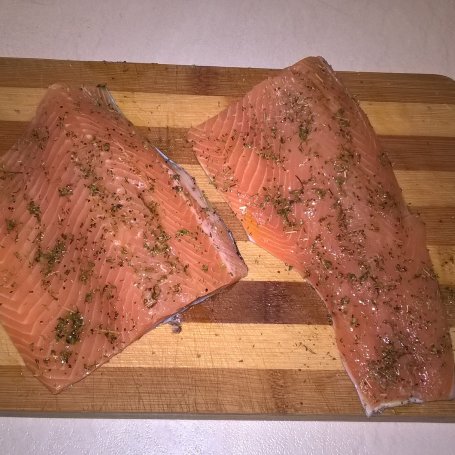 Krok 2 - Filet z pstrąga łososiowego z cząbrem i miętą foto