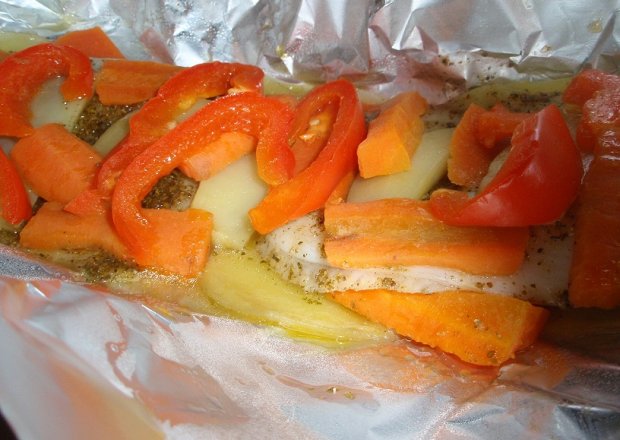 Fotografia przedstawiająca Filet z tilapii w warzywach