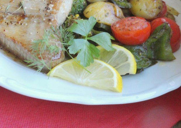 Fotografia przedstawiająca Filet z tuńczyka z rozmarynem i czosnkiem podany z zapieczonymi pomidorkami koktajlowymi, brokułe...