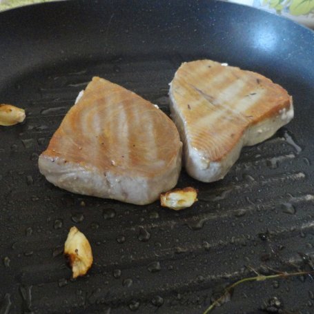 Krok 3 - Filet z tuńczyka z rozmarynem i czosnkiem podany z zapieczonymi pomidorkami koktajlowymi, brokułem i papryką foto