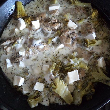 Krok 7 - Filet z uda kurczaka duszony z brokułami i serem Brie :) foto