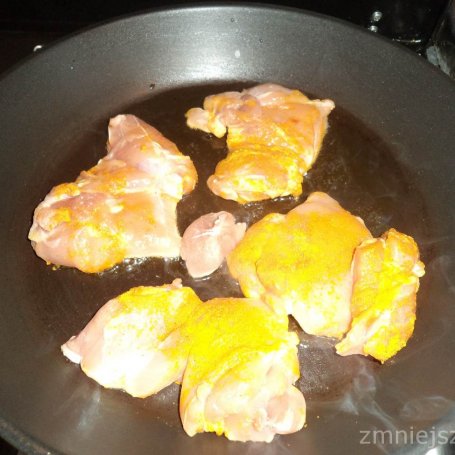 Krok 3 - Filet z uda kurczaka duszony z papryką i rukolą :) foto