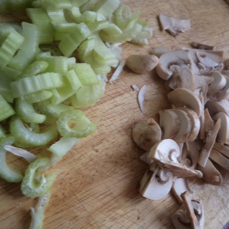 Krok 3 - Filet z uda kurczaka  w zapiekance  z groszkiem, selerem naciowym i pieczarkami :) foto