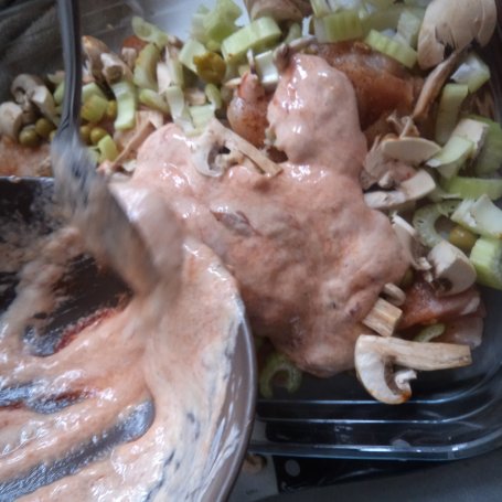 Krok 5 - Filet z uda kurczaka  w zapiekance  z groszkiem, selerem naciowym i pieczarkami :) foto