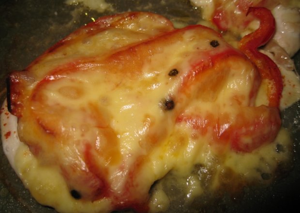 Fotografia przedstawiająca filet zapiekany z papryką