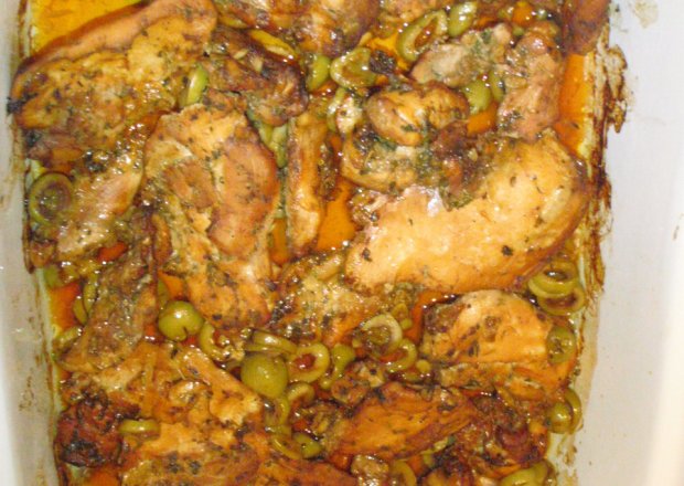Fotografia przedstawiająca Filetowane ćwiarki kurczaka w sosie sojowym zapiekane z oliwkami