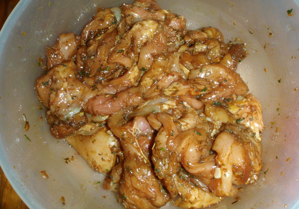 Filetowane ćwiarki kurczaka w sosie sojowym zapiekane z oliwkami foto
